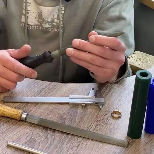 Классическое кольцо-шинка с камнем