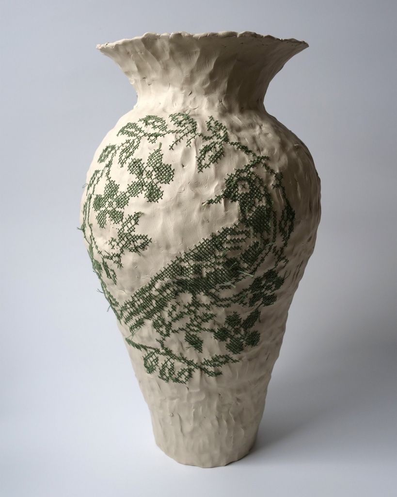 Кэролайн Харриус, подборка вышитых ваз. Керамика, хлопковая нить. Фото Textileartist Курс Художественная керамика