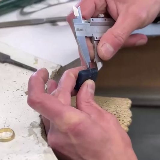 Классическое кольцо-шинка с камнем