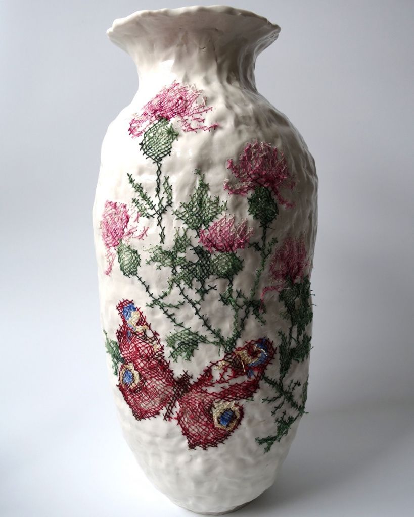 Кэролайн Харриус, подборка вышитых ваз. Керамика, хлопковая нить. Фото Textileartist Курс Художественная керамика