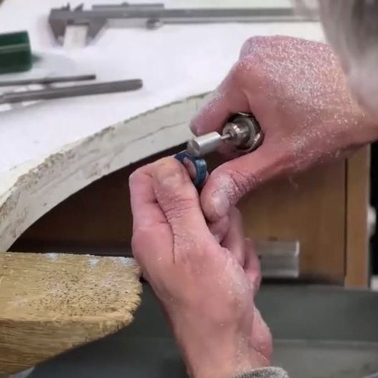 Классическое кольцо-шинка с камнем