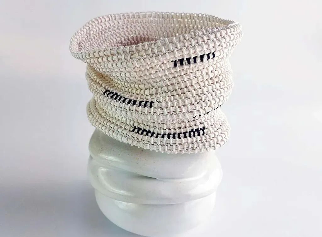 Керамические вазы с текстильным верхом. Фото Clayweave Курс Художественная керамика
