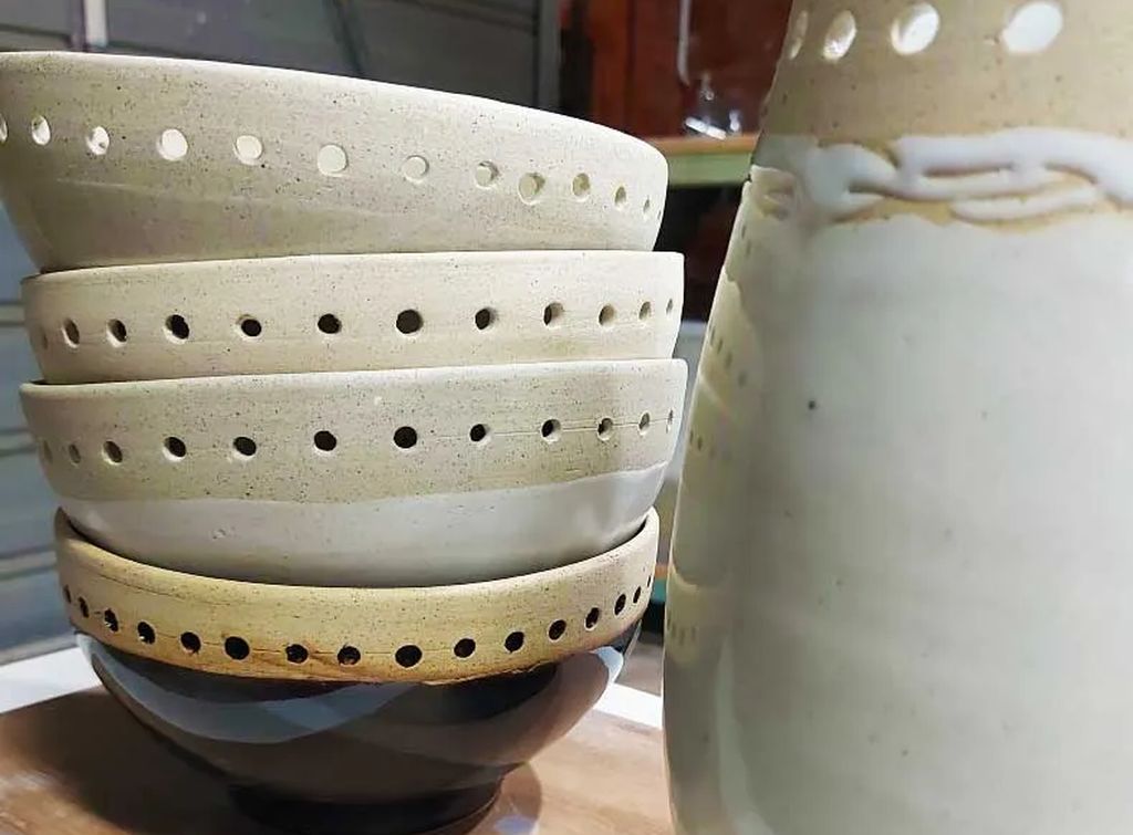 «Якорные» отверстия для крепления текстильной части будущей вазы. Фото Clayweave Курс Художественная керамика