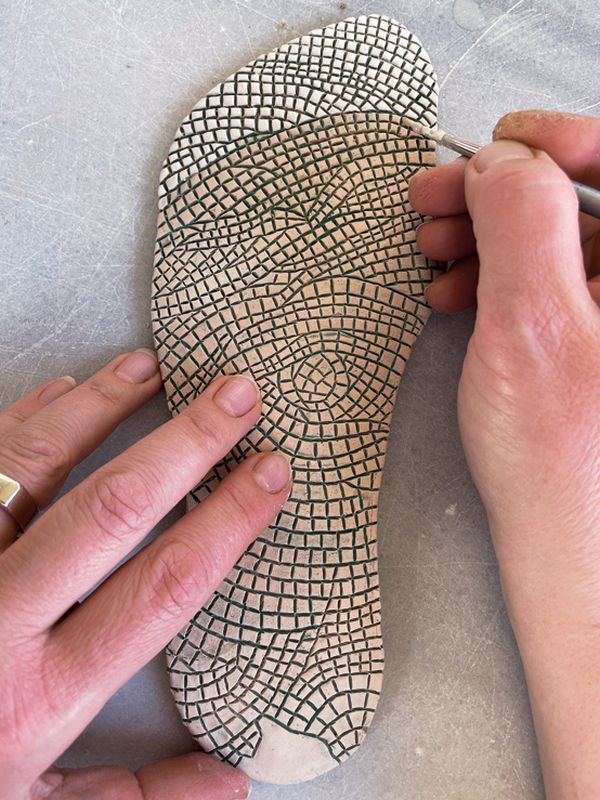 Гёкден Альпман Мэтьюз. Керамика, имитация мозаики. Фото Сeramicartsnetwork Курс Художественная керамика
