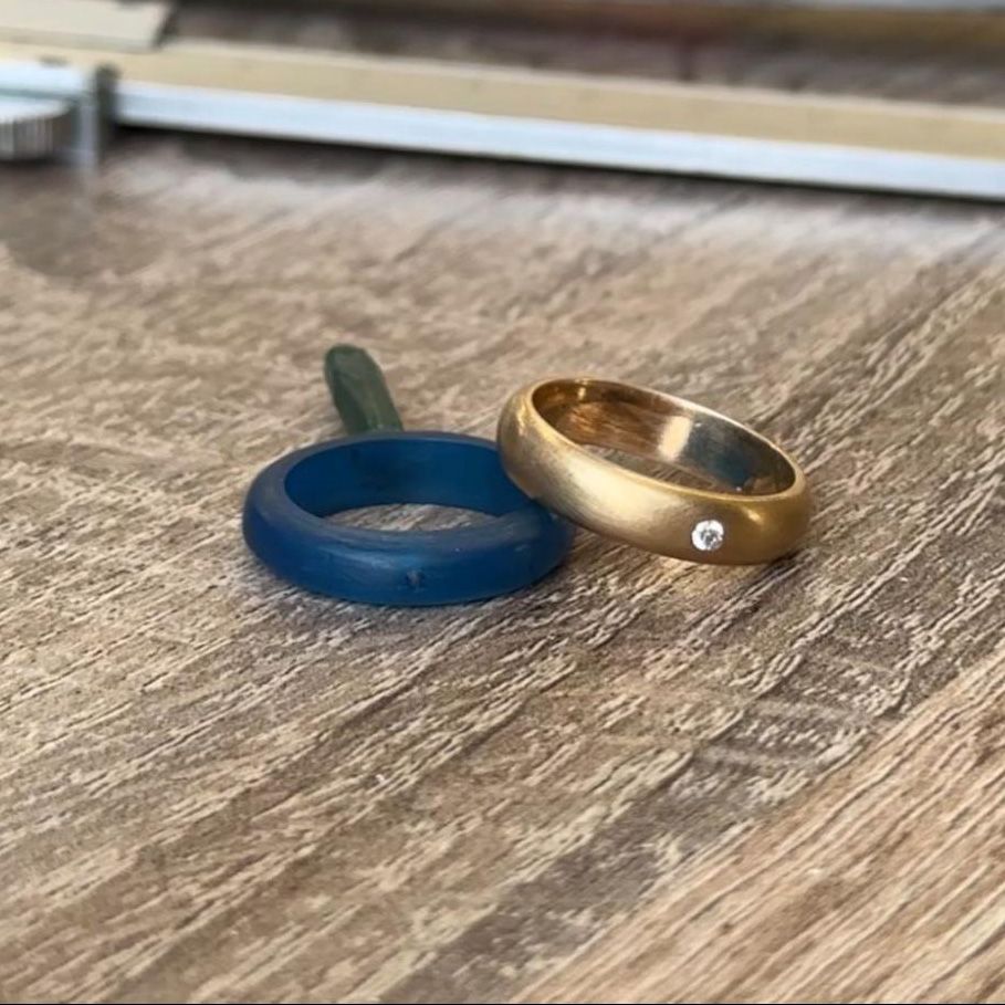 Классическое кольцо-шинка с камнем