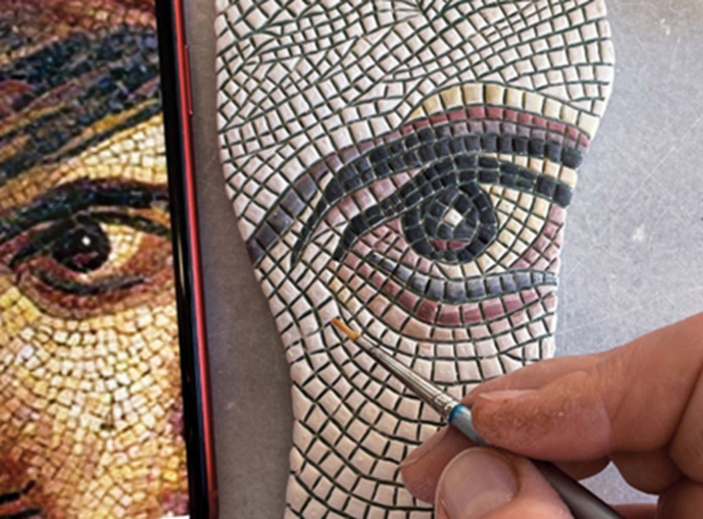 Гёкден Альпман Мэтьюз, имитация мозаики из керамики. Фото Сeramicartsnetwork Курс Художественная керамика